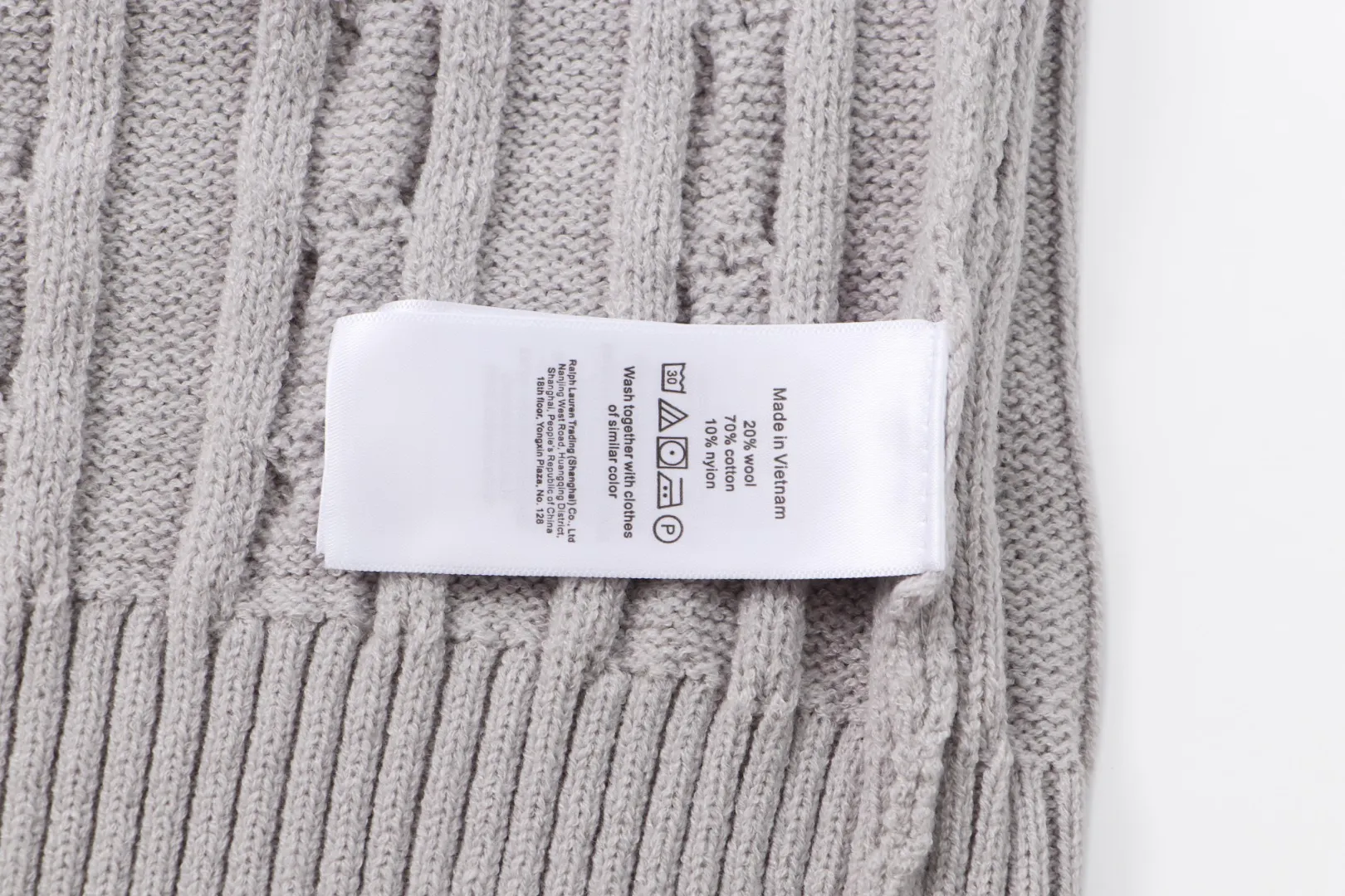 P210 [Ralph Lauren round neck solid color pony embroidery logo twist knitted sweater] ✅Ralph Lauren classic basic versatile knitted pullover crew neck sweater for men and women ✅Main supplier platform live broadcast Wholesale entity Replenish when out of stock will not be removed from the shelves ✅ZP quality 1:1 pattern making Scan the code to enter the GF website Counter quality ✅Detailed quality is the only one in Guangzhou Imported quality cotton yarn Focus on high-end cost-effective Good quality Needless to say ✅The version is restored to the original version. The maximum size can be worn up to 1105 pounds. Loose, comfortable and stress-free. ✅The upper body is simple and easy to match. A must-have for ootd. Good-looking clothes are never picky. A must-have in couples’ wardrobes. Size: S-XL. Color: black, white, gray, royal blue, pink, sky blue, khaki.